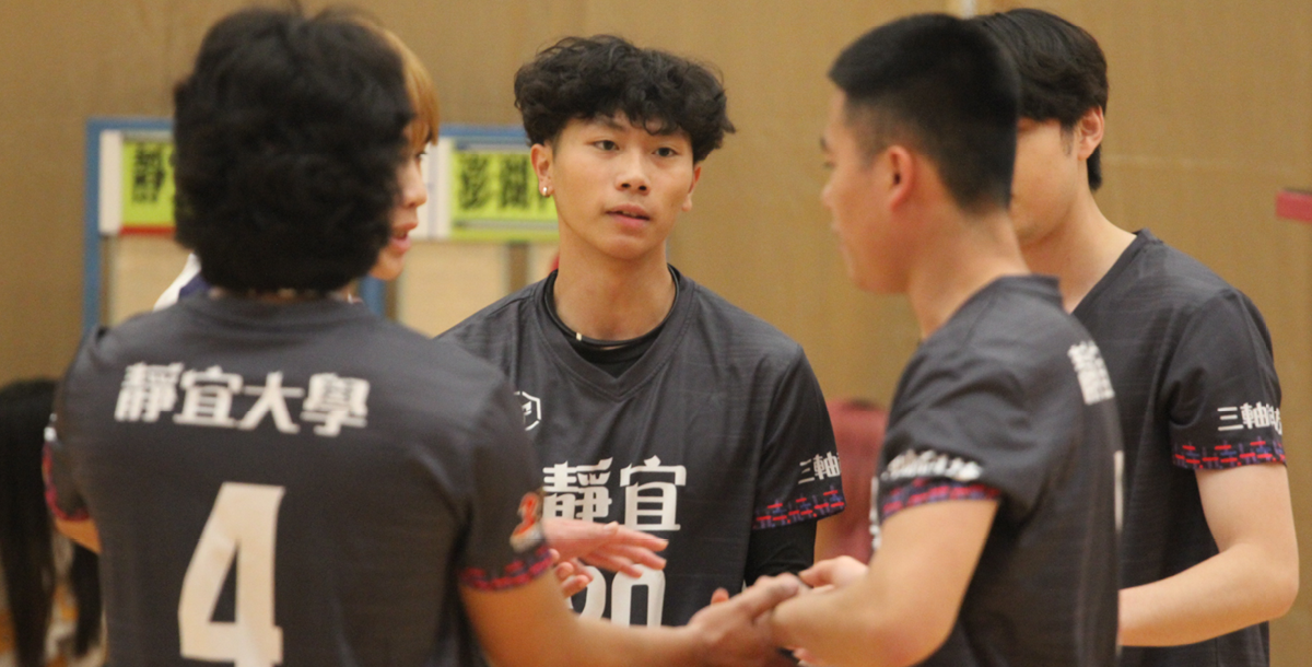 靜宜主攻手黃煥鈞，協助球隊迅速建立優勢。攝/陳葦澤 (另開新視窗)