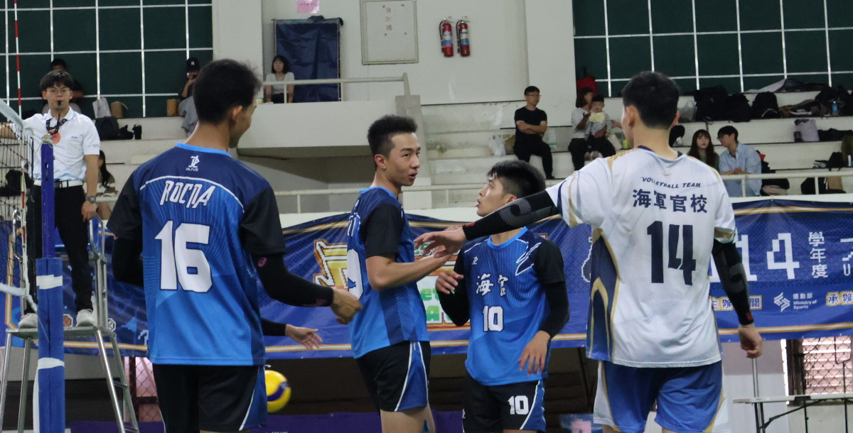 海軍官校強扣得手相聚擊掌。攝/張妘萁