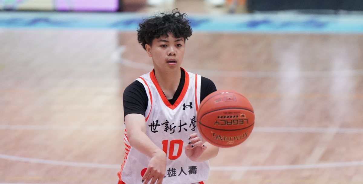 世新大學米都愛巴高揚，三分球4投中4，全場12分4籃板3助攻。攝/大專體總