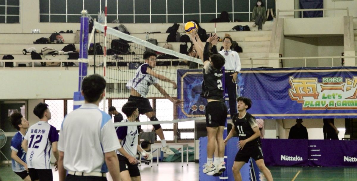 中山醫(黑)雙人攔網得分。攝/李沛妮