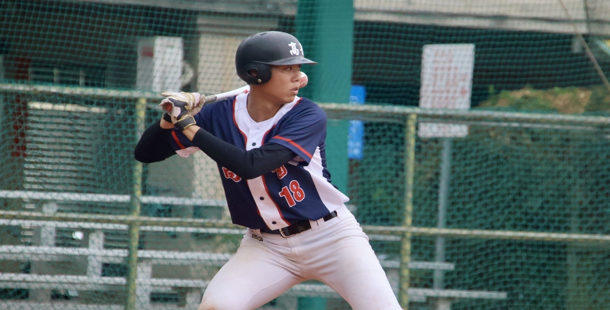 高醫林侑達一局上一棒過牆，為球隊奠定勝基。 攝/林子堯 (另開新視窗)