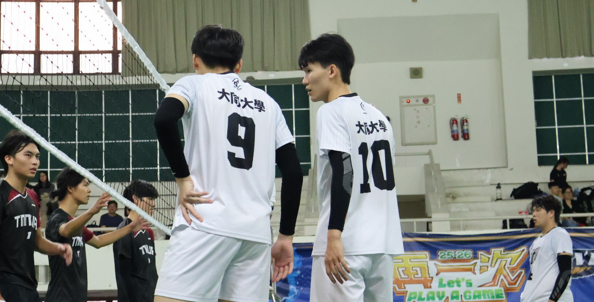 大同舉球員戴宏恩(右)今日在調度與配球上表現亮眼。攝/張妘萁