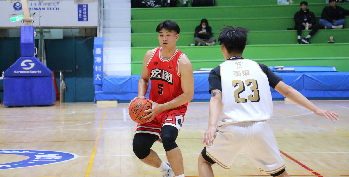 德霖陳坤逸本場攻下17分，展現禁區優勢。 攝/陳佑嘉 (另開新視窗)