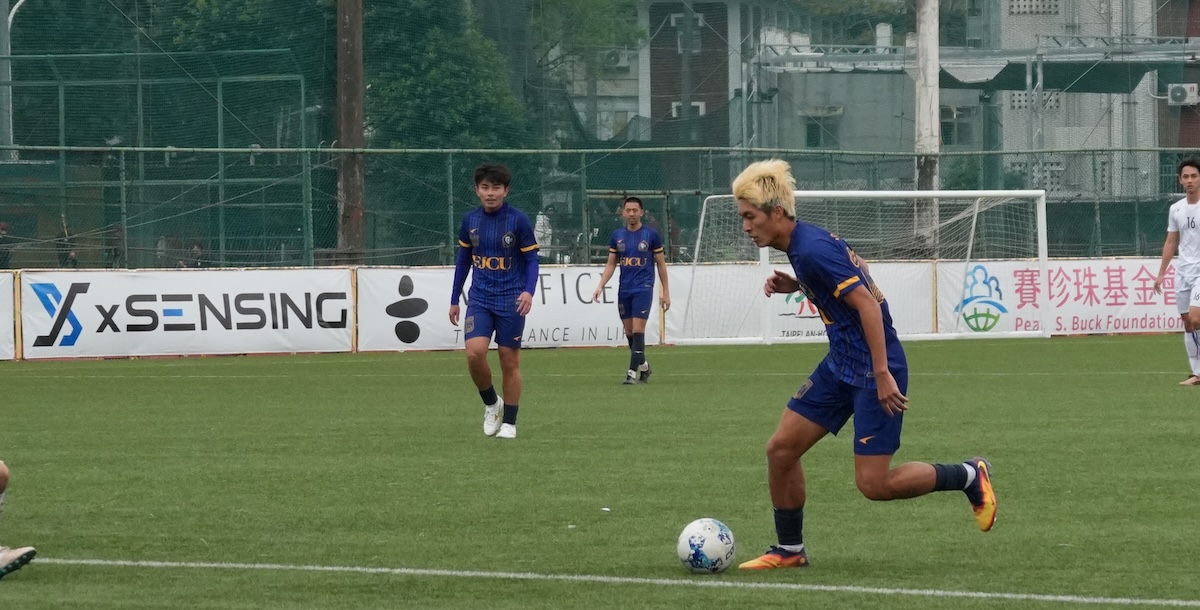 輔仁黃偉傑積極突破，終場前連續破門擴大比分。攝/李亭葳 (另開新視窗)