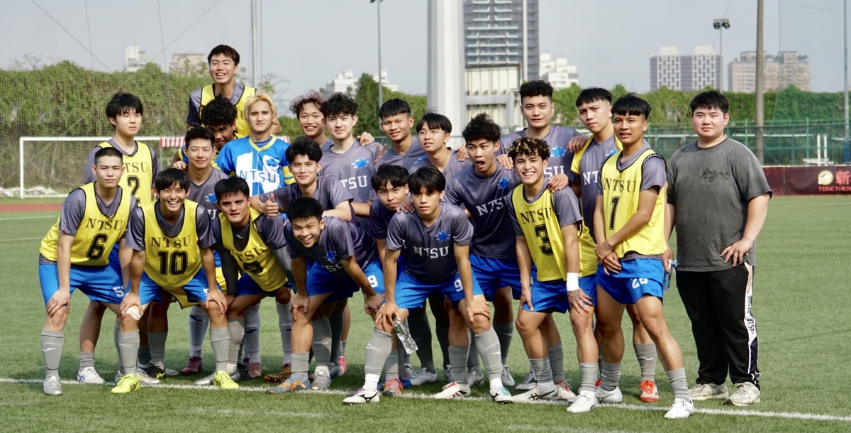 國體賽前全隊合照，氣氛融洽。攝/蔡佑涵 (另開新視窗)