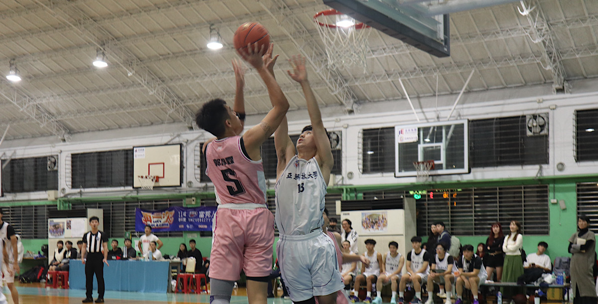 亞東隊長黎家希空中防守。攝/王朝麟