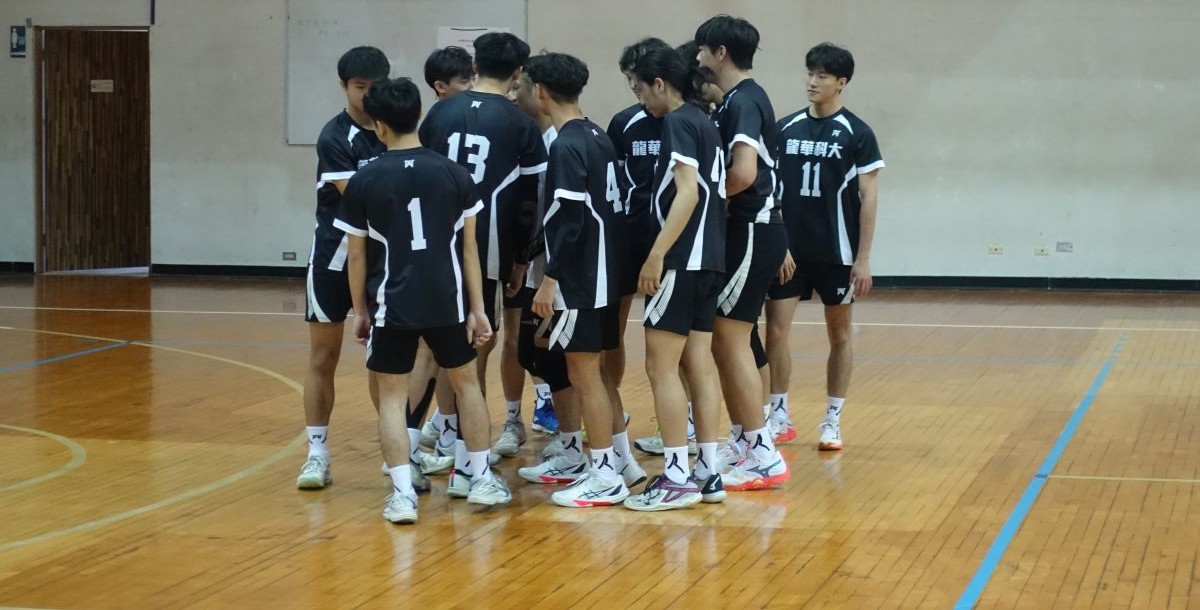 龍華科大賽前聚集喊聲。攝/賴宥棣