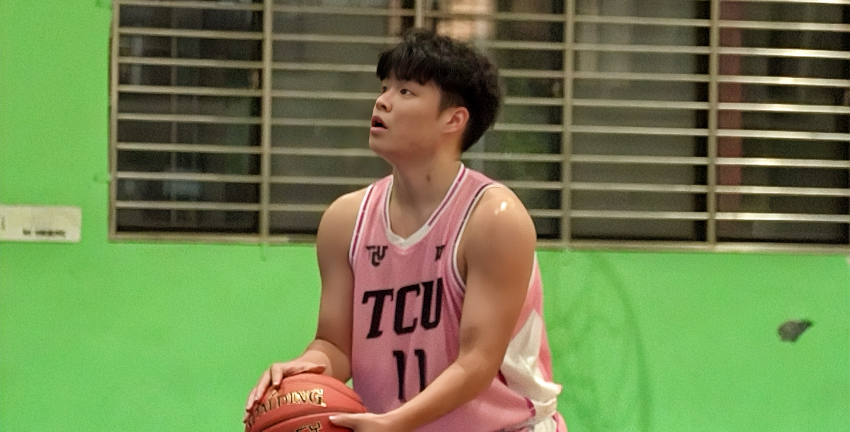 慈濟鄭硯中手感火燙，在外線下起三分雨。攝/巫騏安