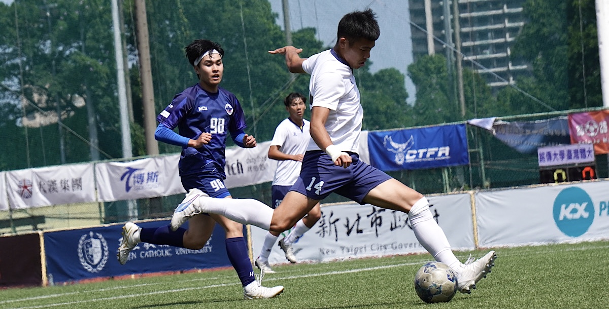 臺體鄭凱議（白）「放鬆踢」，完成梅開二度。攝/孫千筑 (另開新視窗)