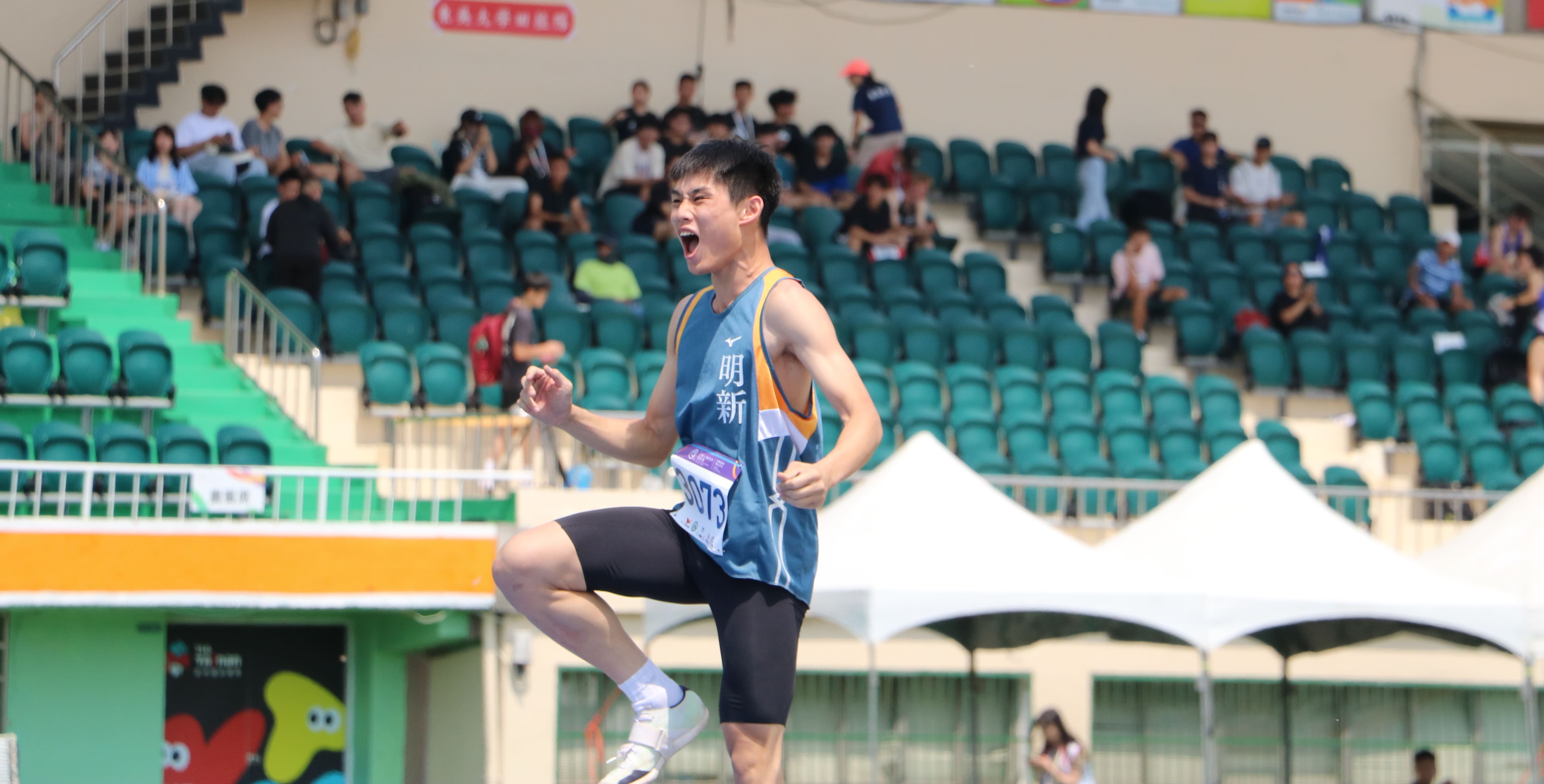 明新李家誠在刷新個人最佳成績後,激動慶祝跳過1公尺92。攝/許靜玟