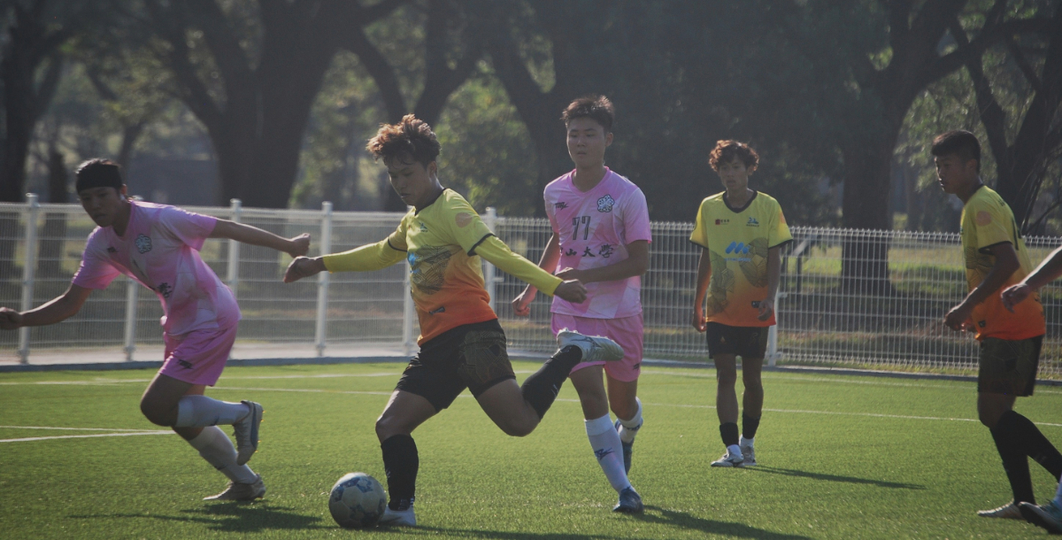 屏科黃威棋(左二)再現實力，為球隊拉開比分 。攝/吳妤宸