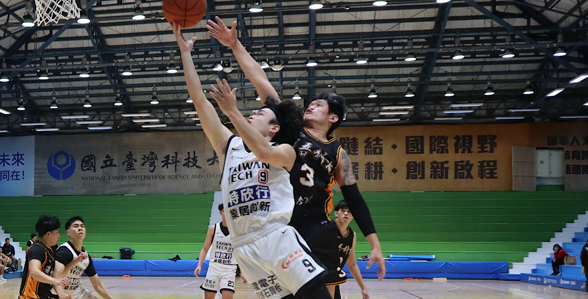 雙方在籃下激烈爭搶。攝/王朝麟 (另開新視窗)