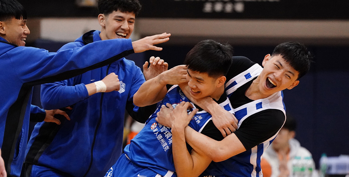 健行王鼎鈞（右2）延長賽投進絕殺2分球。攝/大專體總 (另開新視窗)