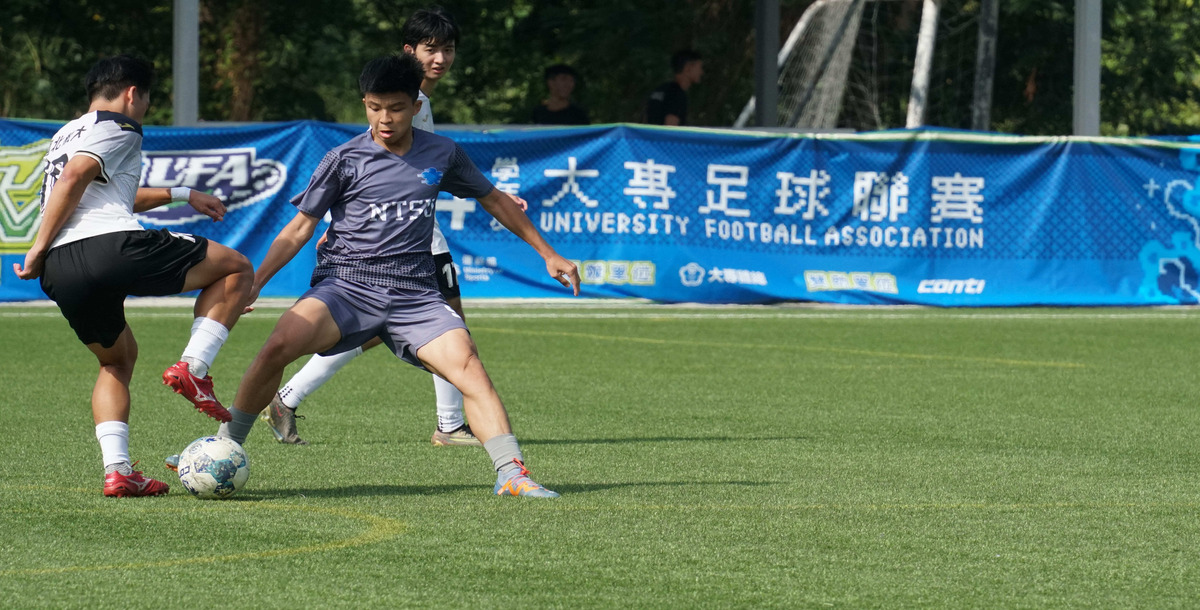 國體勝利功臣陳奕甫積極爭取球權。攝/林昱丞