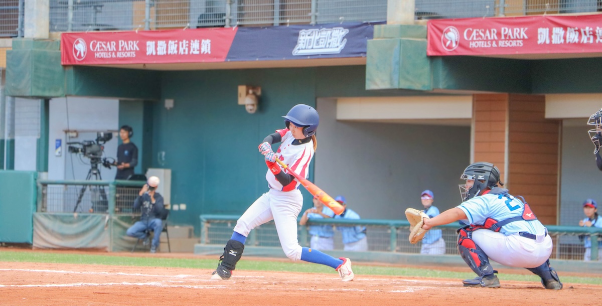 臺體隊長邱釔菱揮棒進攻，是臺體的重要火力之一。攝/許靜玟