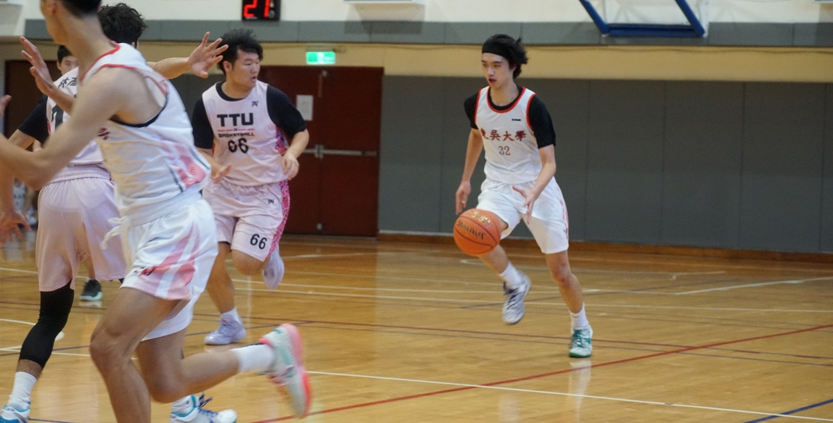 東吳陳品翔(右)帶動進攻。 攝/游麗穎