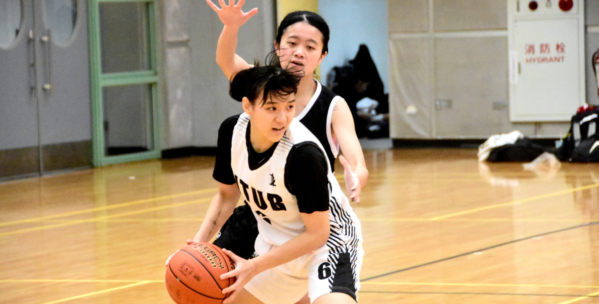 北商大球員李婕安持球進攻，試圖突破防守。攝/藍毓靜