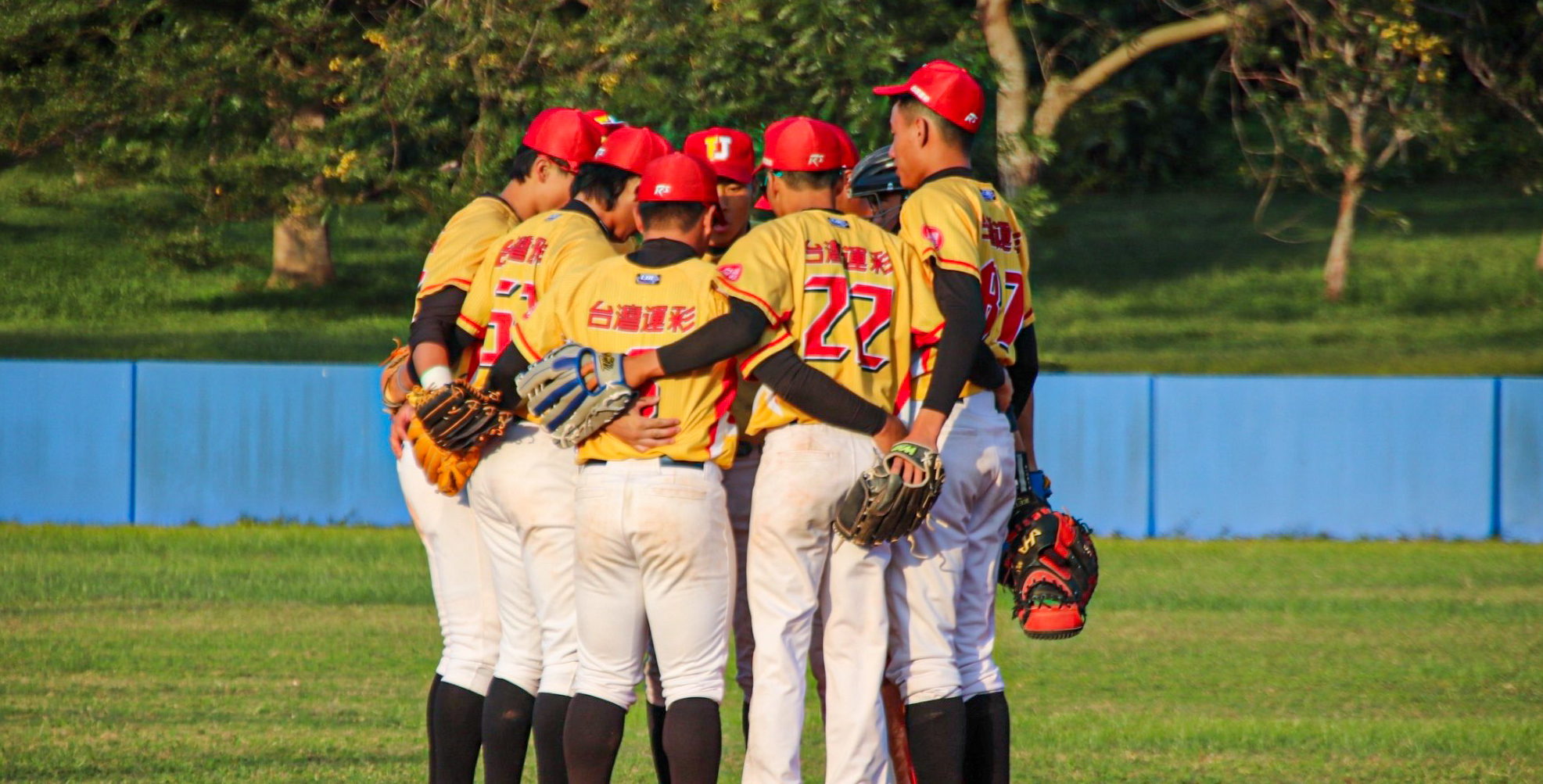 輔大喜獲三連勝，賽後圍圈喊聲慶祝勝利。攝/林政頤