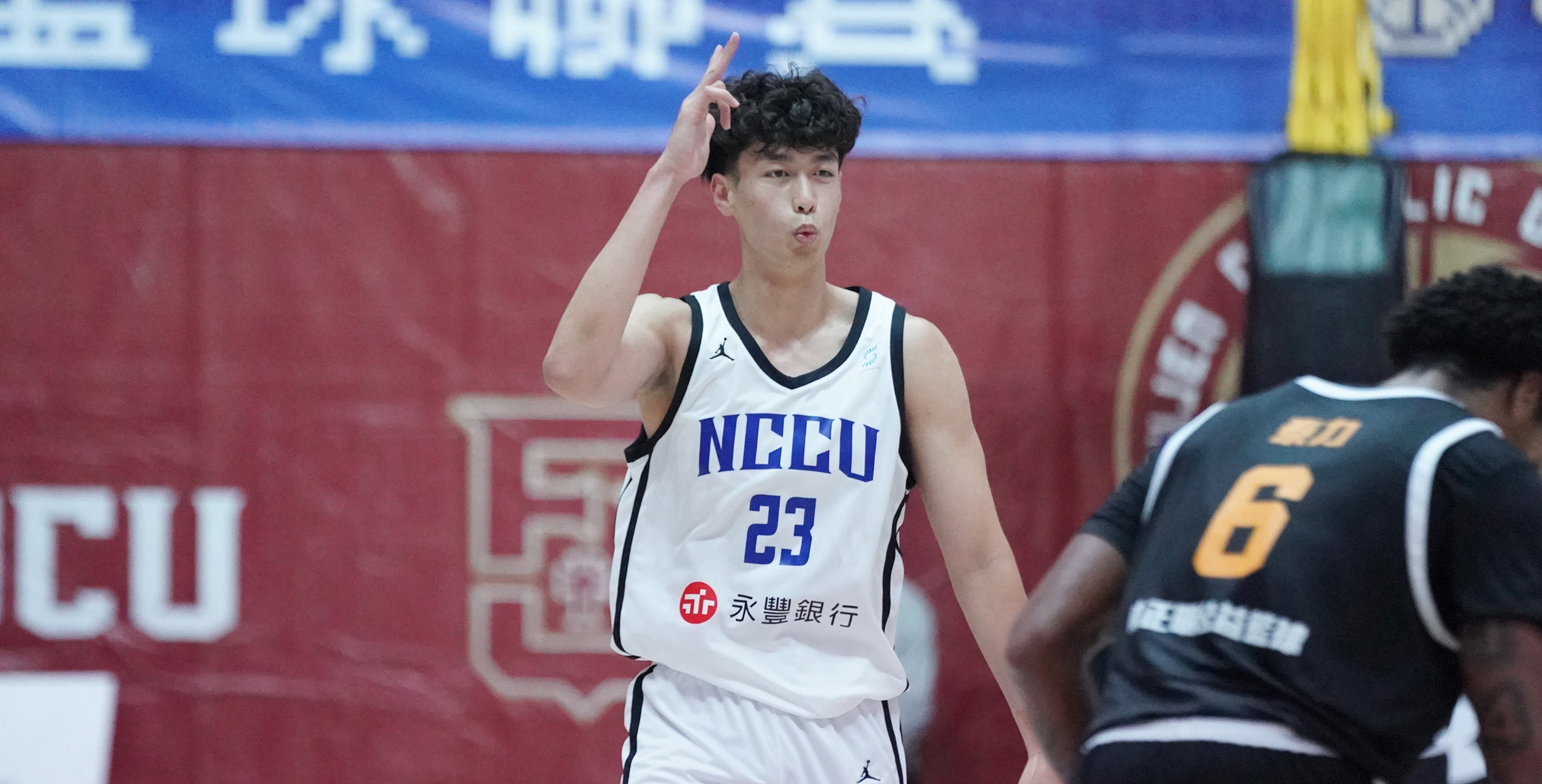 政治大學吳志鍇拿下32分8籃板為全場最高分，其中有八顆外線。攝/大專體總