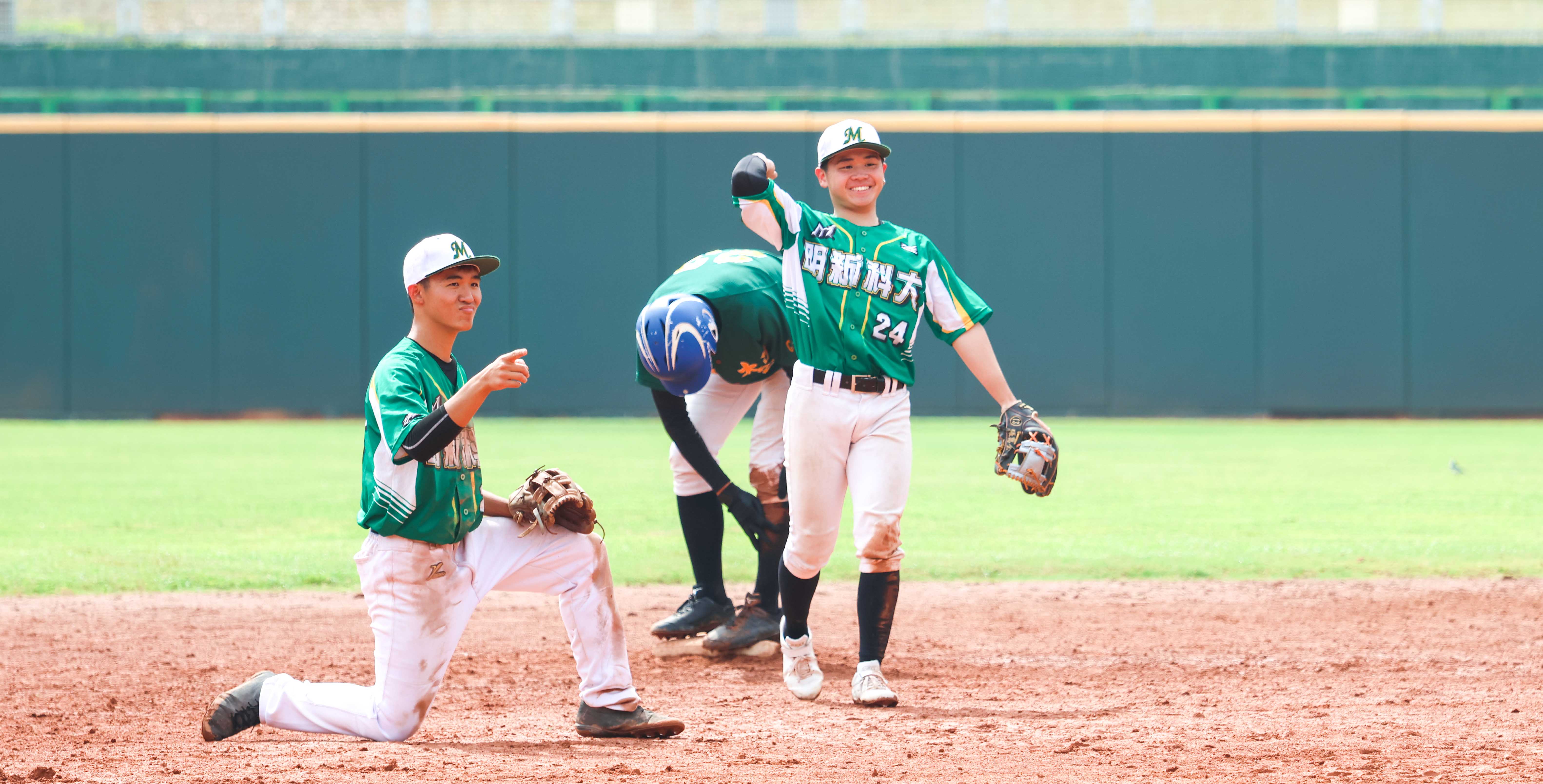 明新李彥甫(左)與張喻翔(右)指向牽制成功的投手王心佑。攝／許靜玟  (另開新視窗)
