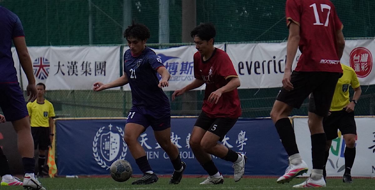 輔大與成大今在場上展開激烈爭搶。攝/王朝麟 (另開新視窗)