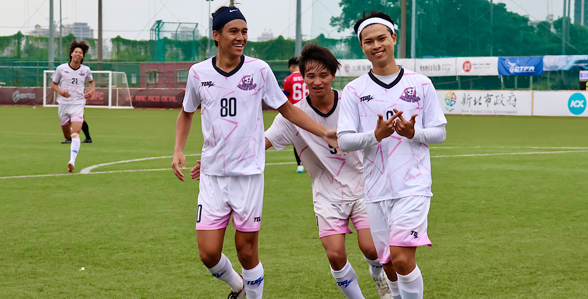 高師大張幃翔(右)為球隊首開紀錄後與隊友楊翔宇(左)、林浩民(中) 開心慶祝。攝/陳品儒
