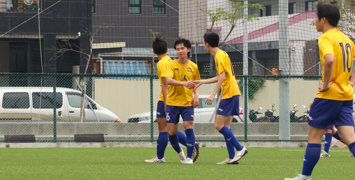 陽明交大蔣承諺(中)梅開二度助球隊奪勝。攝/陳冠頡 (另開新視窗)