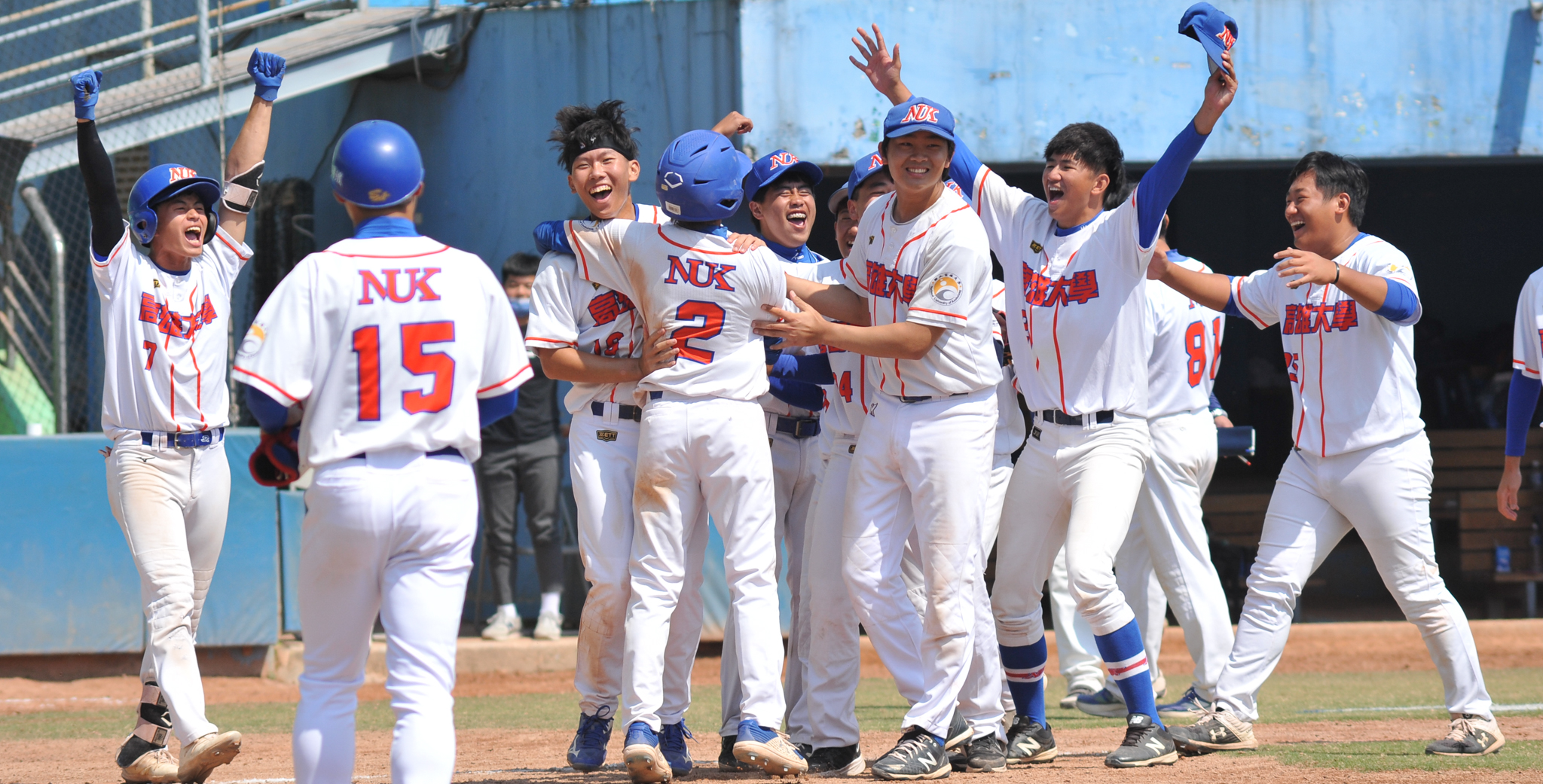 高大於延長賽驚險獲勝，隊員們高興慶祝。攝/劉柏均