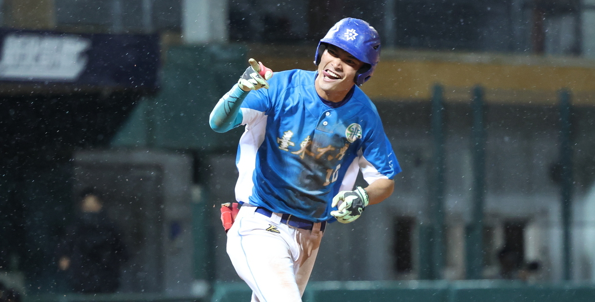 信守和賴丁誌的約定，東大學長帶領學弟打進四強。攝/林巧晨