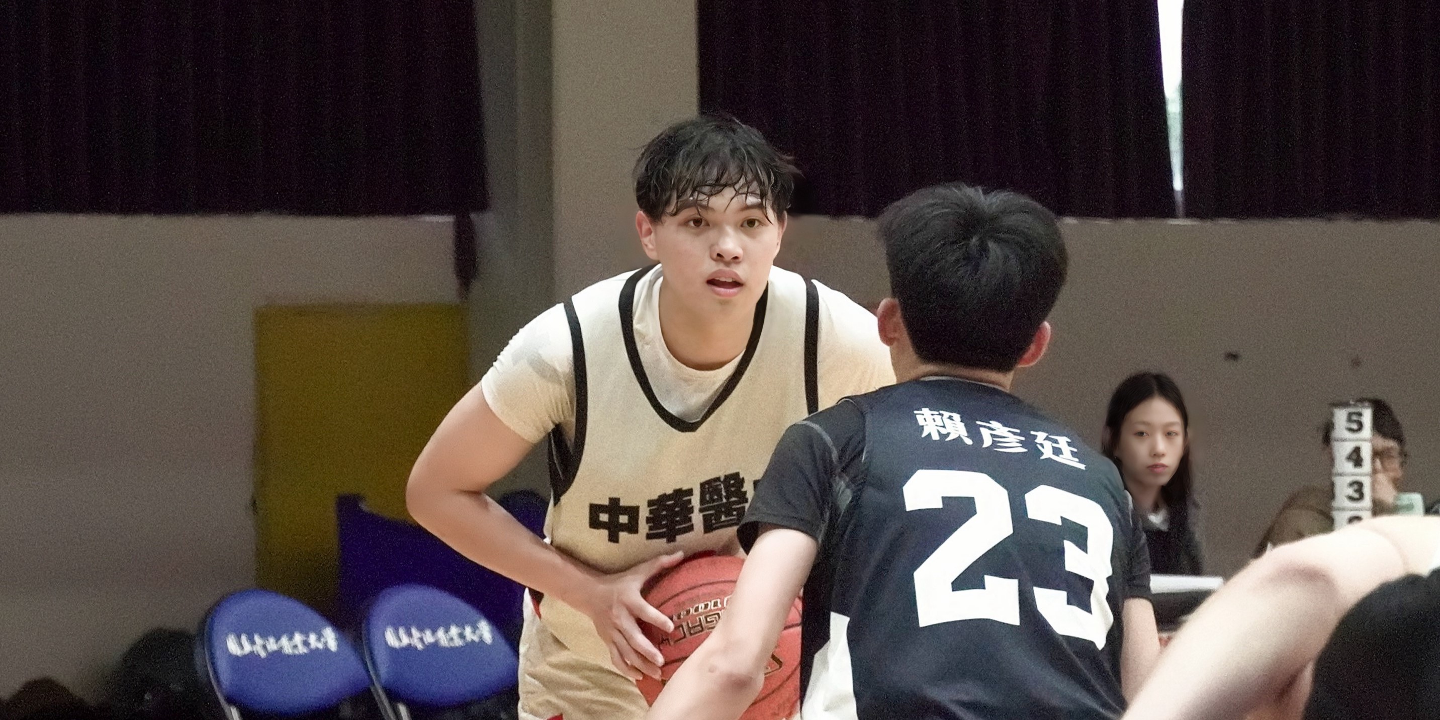 中華醫大持球進攻，雙方在場上展開激烈攻防。攝/巫騏安