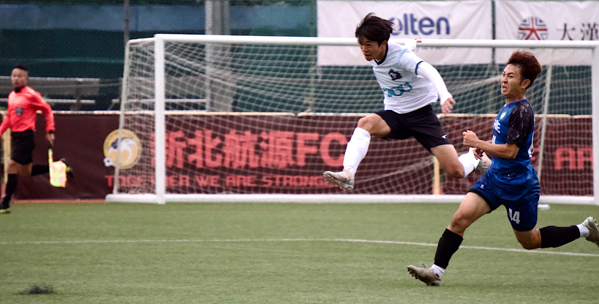 輔大謝秉宏(白)一記凌空射門，為大專生涯揭開序幕。攝/孫千筑