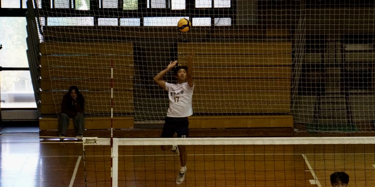 臺大新生鄭瀚在攻守兩端及發球表現出色。攝/廖芸萱