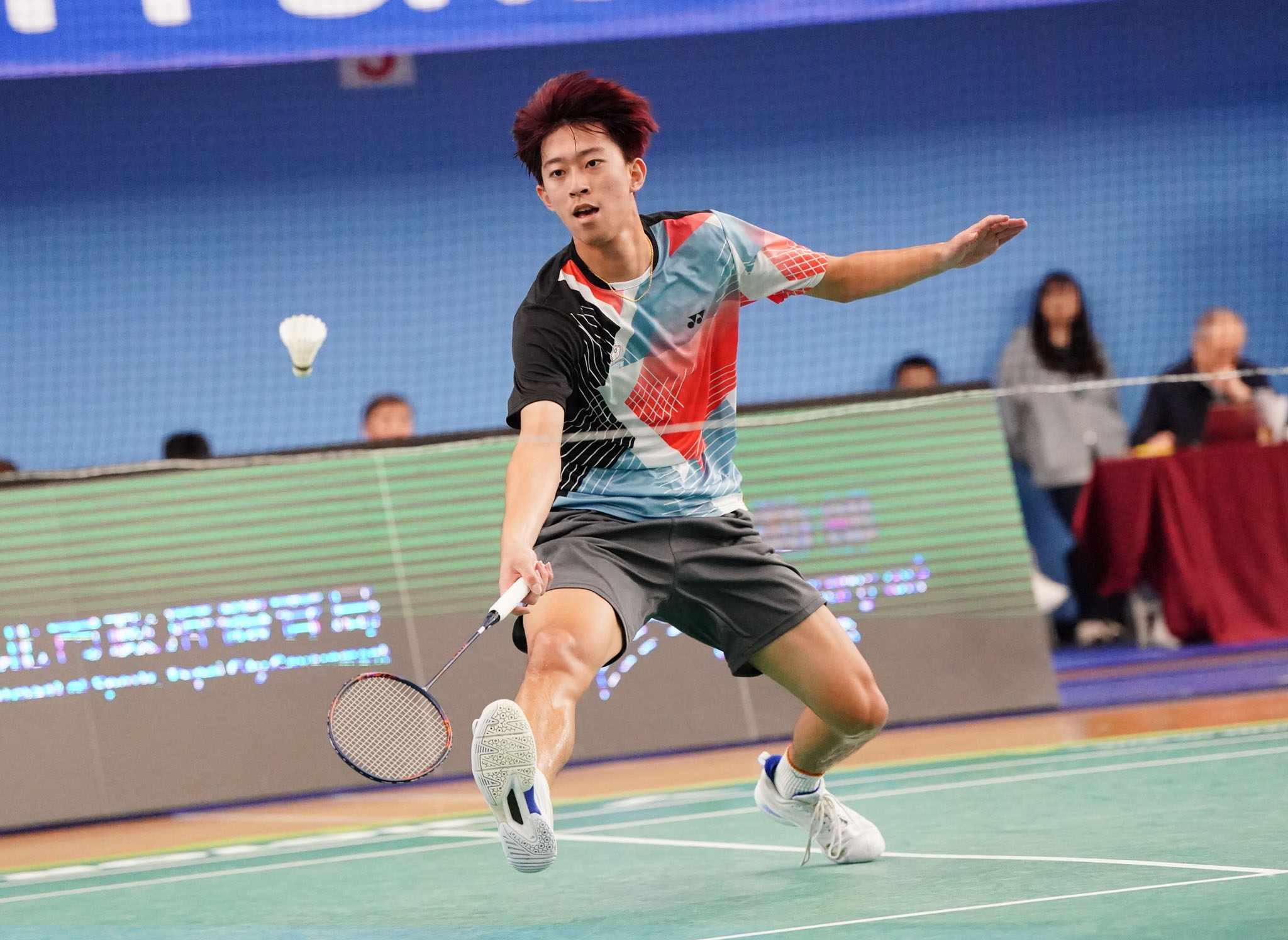 男單頭號種子郭冠麟連續兩戰驚險獲勝，順利晉級四強賽。攝/大專體總 (另開新視窗)