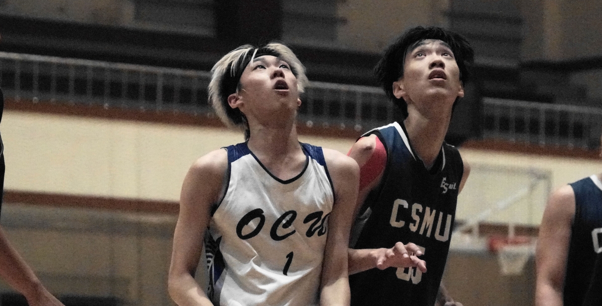 僑光科大龔宇晨(白)專注爭搶籃板球。 攝/林昱丞