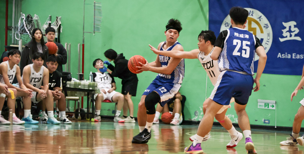 臺科徐彥崴（藍）扮演好學長角色帶領學弟收下勝利。攝/林秀炘