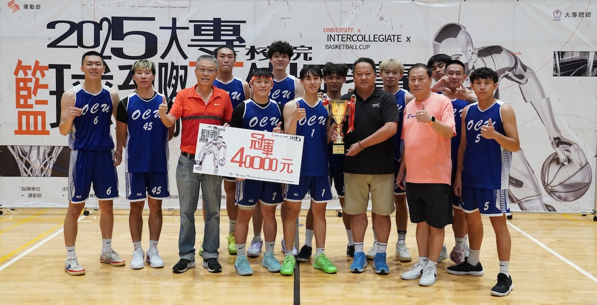 僑光行銷順利舉起籃球系際盃冠軍獎盃。攝/大會