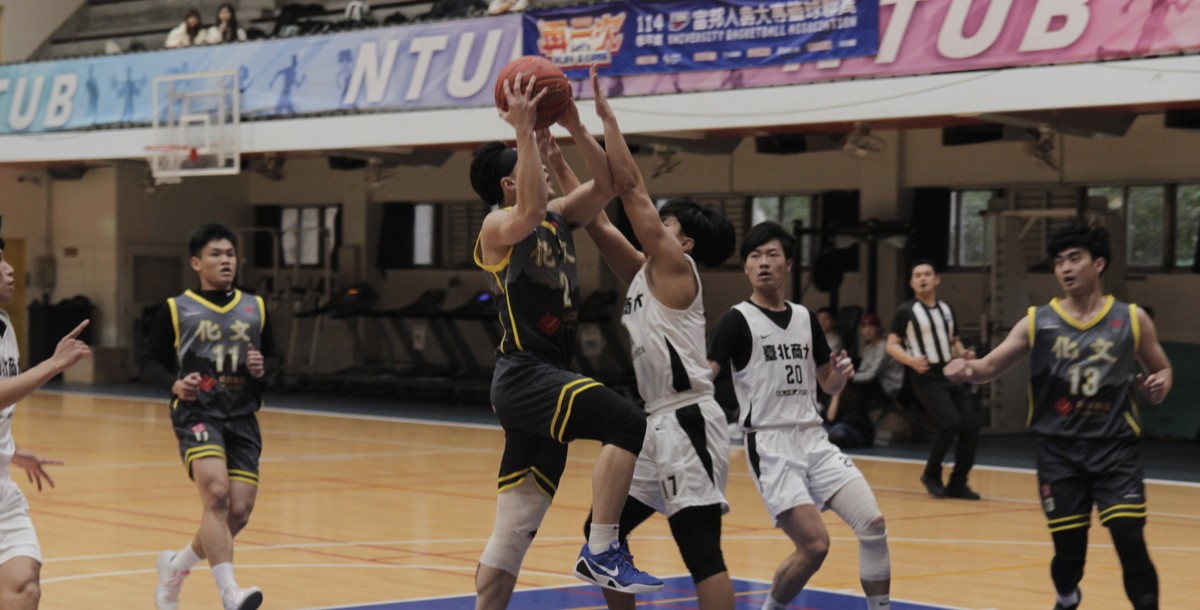 文化張弘易(黑)上籃得分。 攝/李沛妮。