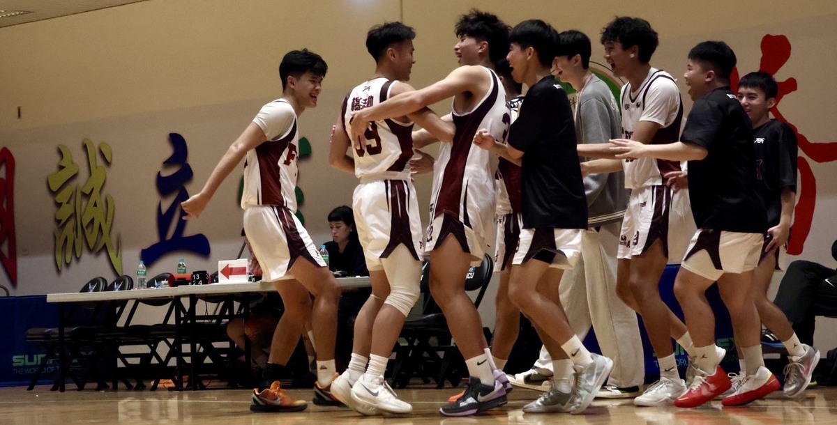 孔伯宸突破防守完成空中灌籃，逢甲進攻氣勢如虹。攝/陳彥甄