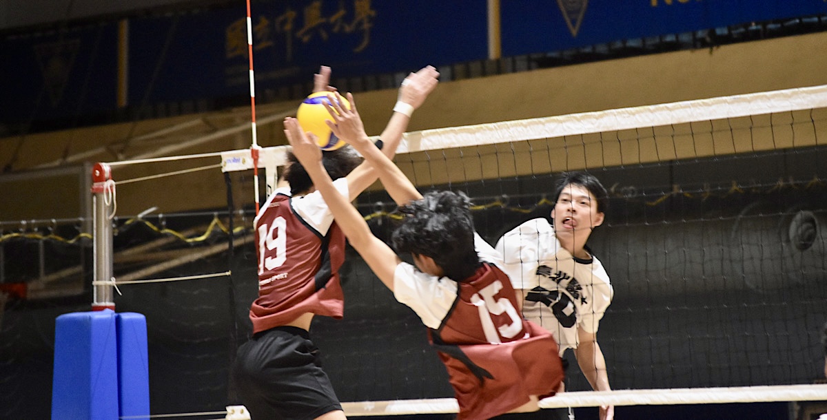 本場兩隊多次展現激烈攻防。攝/蔡佩璇