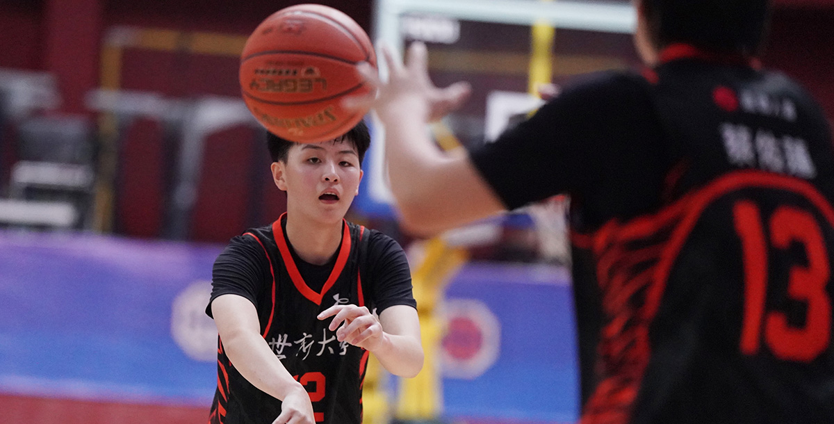 世新游沁樺單場送出11次助攻、抓11籃板，演出另類雙十。攝/大專體總