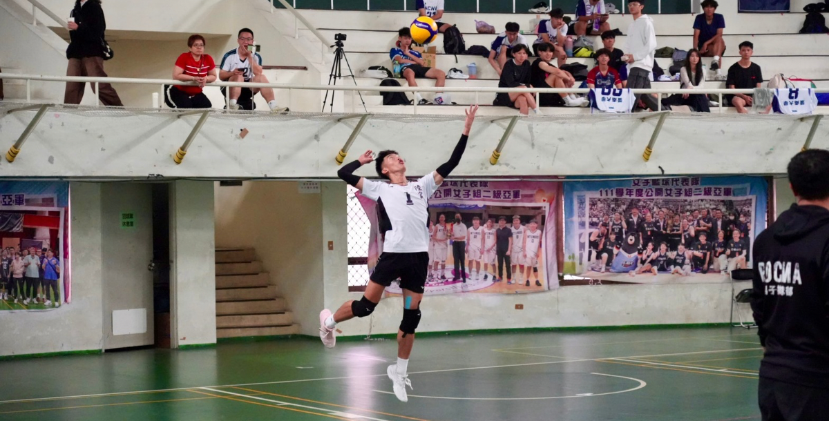 陸官隊長鄭楷耀連續發球得分。攝/謝宇倫
