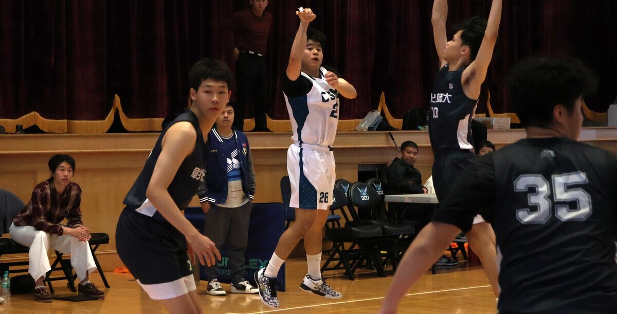 中山醫楊宗啟（白）得分上雙助球隊穩定戰局。攝/陳冠頡