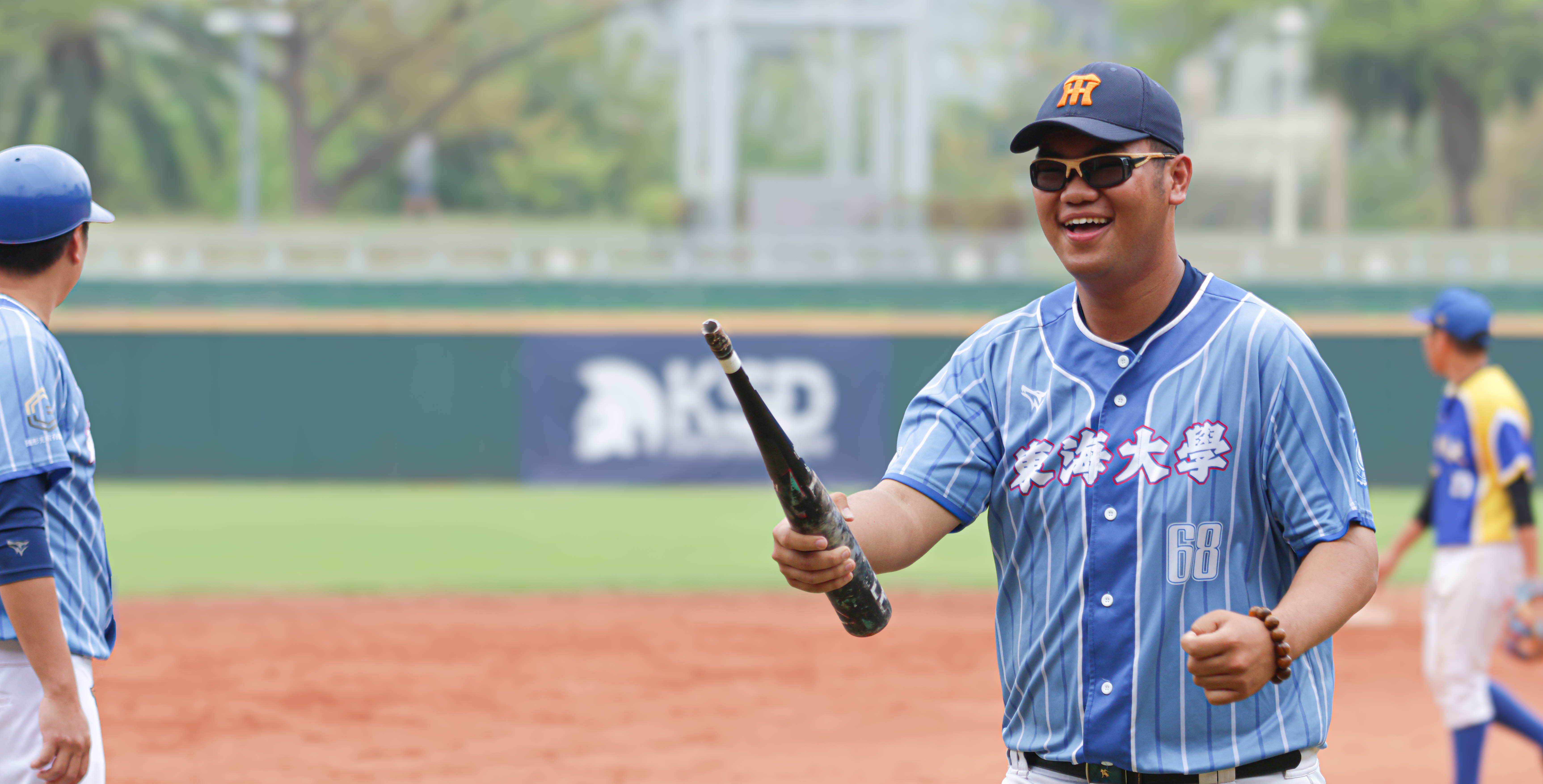 東海打擊手感超火燙！蔡士言擊球時打斷鋁棒。攝／許靜玟 (另開新視窗)