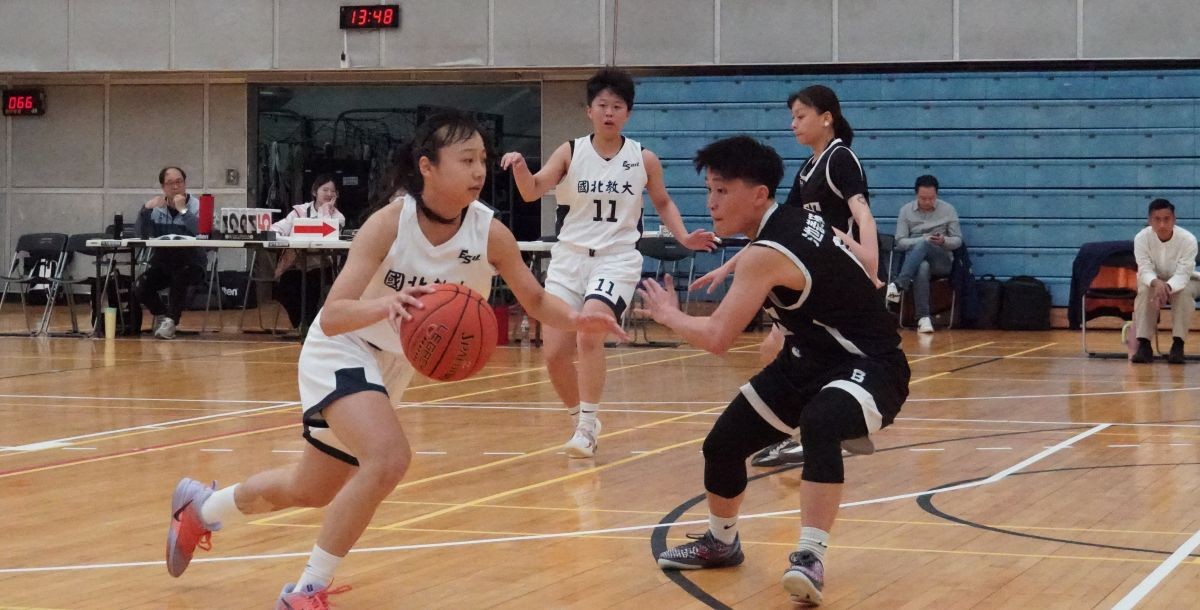 國北教王郁茜(白)切入快速，對實踐禁區防守發起挑戰。攝/廖芸萱