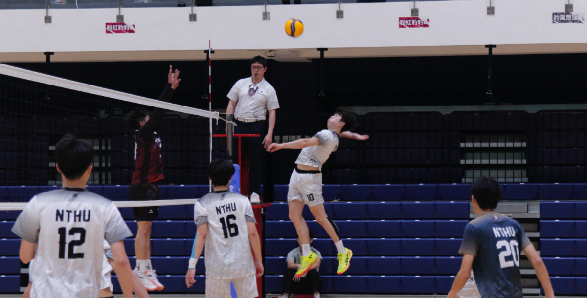 清大吳柏賢(白)攻勢猛烈，率團隊拿下分組一。攝/李沛妮 (另開新視窗)
