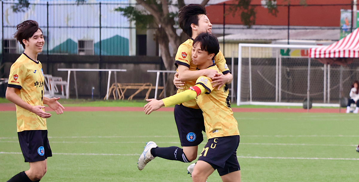 中原隊長張翰(右)進球後與朴勝晙(中)開心慶祝。攝/陳品儒