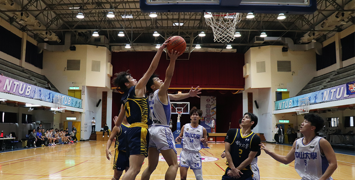 世新陳少宇(深)封阻對手上籃。攝／周孫磊 (另開新視窗)