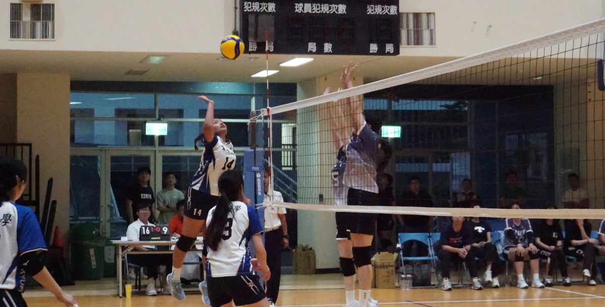 東華溫柔(白)擔任攻擊手火力旺盛、防守端表現也十分亮眼。攝/廖芸萱 (另開新視窗)