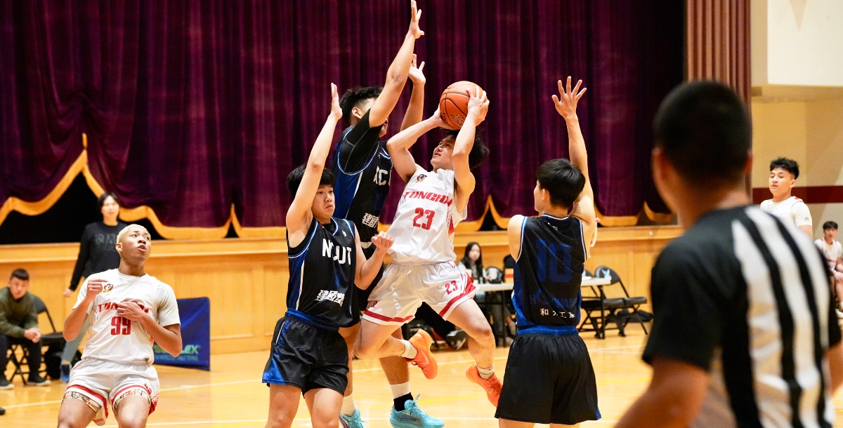 東海後衛黃敏威(左四)末節連續命中三記外線接管戰局，攻下全隊最高24分。攝／施浚璿 (另開新視窗)