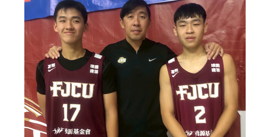 輔仁大學楊曜名(左)、總教練楊哲宜(中)及楊人翰(右)。攝/大專體總